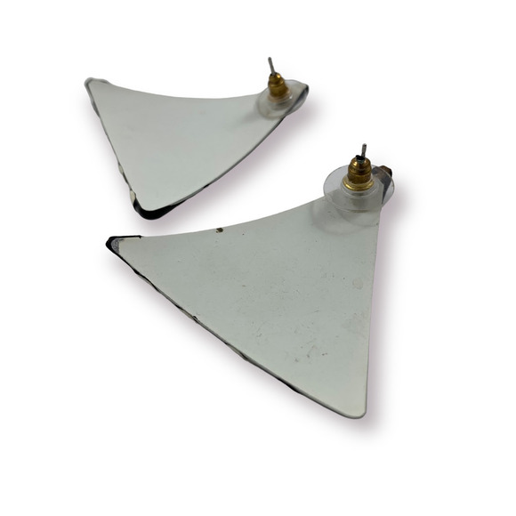 Vintage large triangular black and white pinstripe enamel earrings - Picture 4 of 11